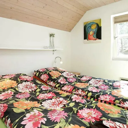 Three-bedroom Holiday In 20