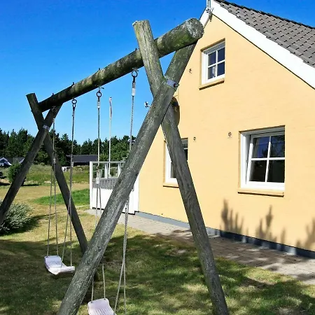 Three-bedroom Holiday In 20 *