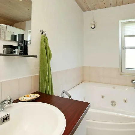 Three-bedroom Holiday In 20 Ferienhaus