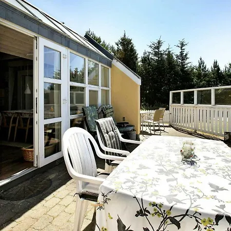 Ferienhaus Three-bedroom Holiday In 20 Blåvand
